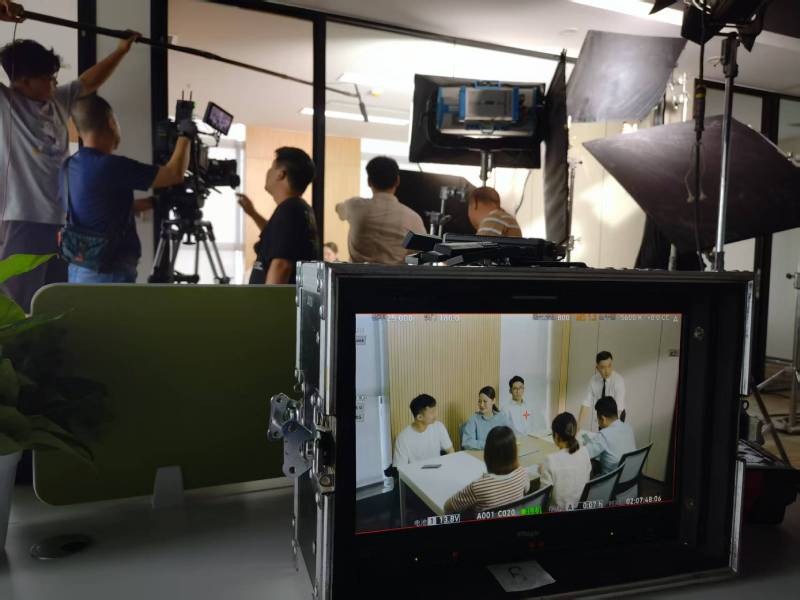皮山县TVC拍摄公司：科技产品视觉化大师，诠释未来感与功能美学